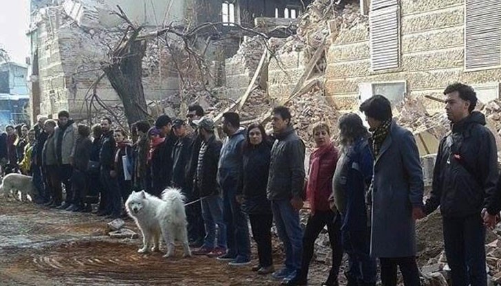 Жива верига от граждани спаси от доразрушаване тютюневия склад, предложен за паметник на културата, в Пловдив