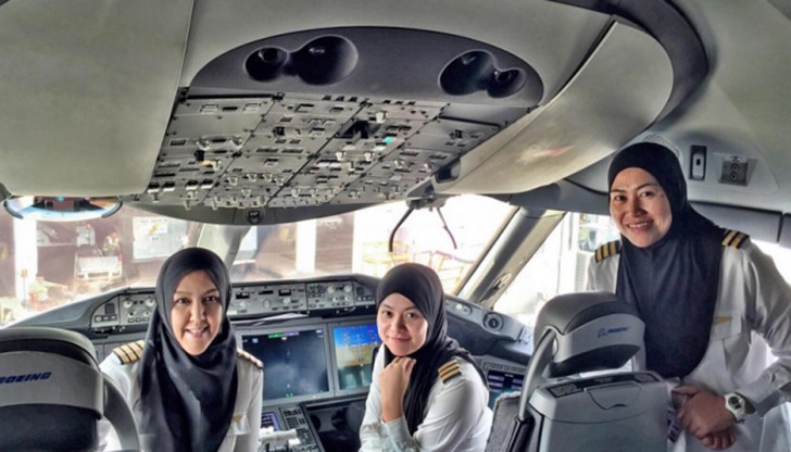 Първият изцяло женски екипаж приземи самолет в държава, в която е забранено жени да шофират