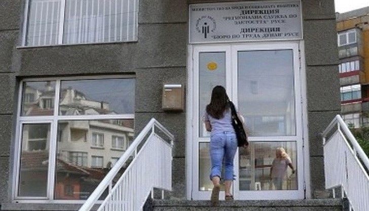 За всички работни места трудовите договори са срочни, освен ако изрично не е уточнено, че договорът е безсрочен За всички работни места трудовите договори са срочни, освен ако изрично не е уточнено, че договорът е безсрочен