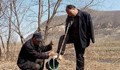 Слепец и мъж без ръце посадиха 10 000 дръвчета
