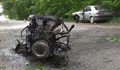 Двигателят на кола изхвърча на 15 метра след удар с дърво
