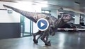 Динозавър напада жени в мола