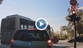 Брутално преминаване на червен светофар от шофьор на градския транспорт