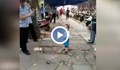Китайче стана интернет сензация, защитавайки баба си от общинска полиция