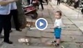Ядосано китайче гони полицаи с метална тръба