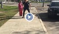 Полицай играе на дама с бездомно момиченце