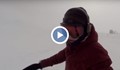 Мечка погна сноубордистка в момент на селфи