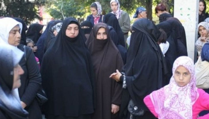 Стотици забулени с бурки или хиджаби мюсюлманки и мъже в бели дрехи и молитвени шапки блокирали центъра на Якоруда