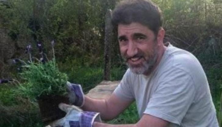 Насред нищото водещият отглежда билки – копър и джоджен