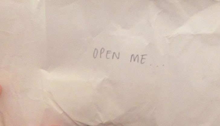 На плика само пише "отвори ме"