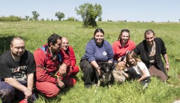 Пещерняци от клуб “Хеликтит” спасиха кучета, изхвърлени в бездна край Карлуково