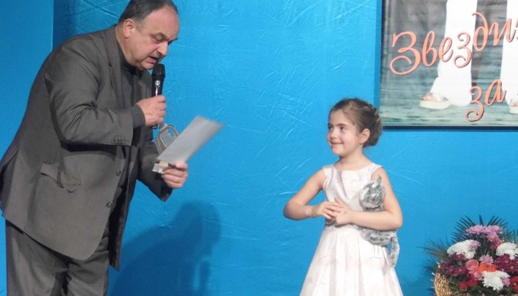 Тя получи и награда от композитора Андрей Дреников – неговия нов диск с детски песни