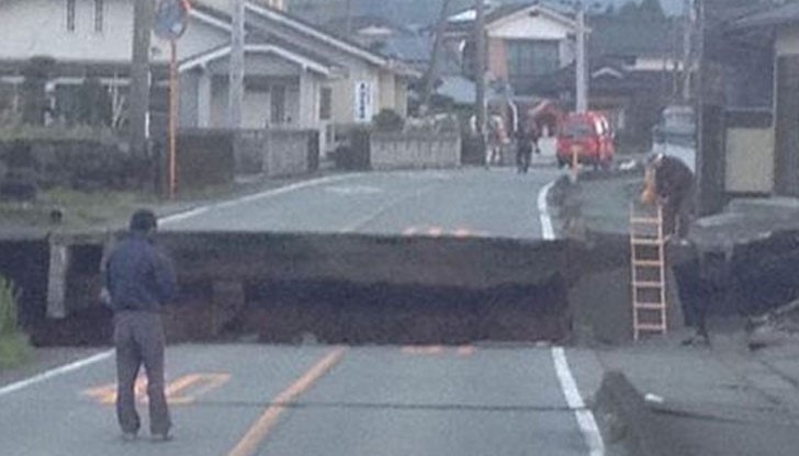 Вулканът Асо е изригнал заради земетресението, като е изхвърлил 100-метров стълб от дим