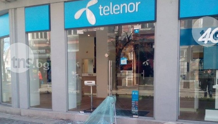 Полицаите издирват извършителя на деянието Полицаите издирват извършителя на деянието