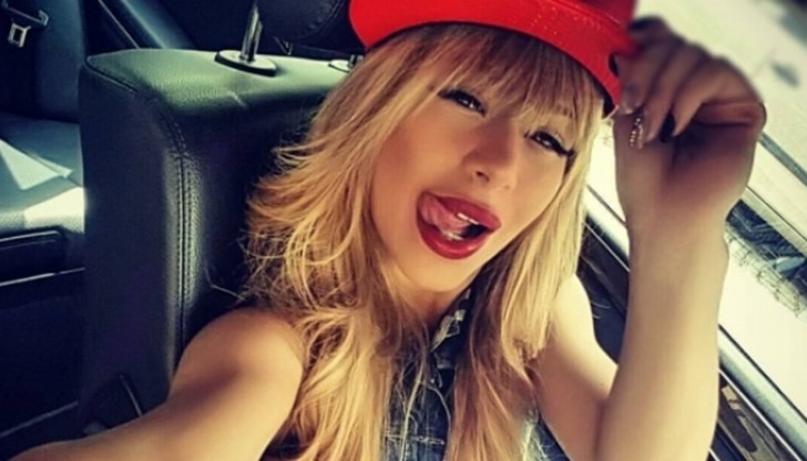 Запознати шушукат, че откакто се вози в нова скъпа кола, блондинката била по-внимателна зад волана