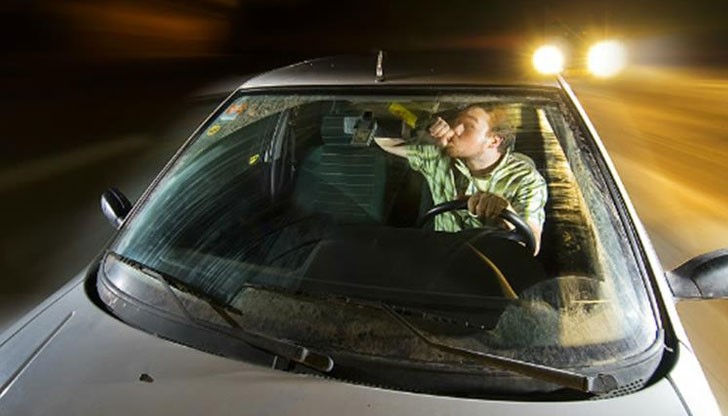 На 10 април около 05:05 часа на бул. "Съединиение" в гр. Русе, екип на Първо РУ е спрял за проверка лек автомобил ,,Опел Зафира" На 10 април около 05:05 часа на бул. "Съединиение" в гр. Русе, екип на Първо РУ е спрял за проверка лек автомобил ,,Опел Зафира"