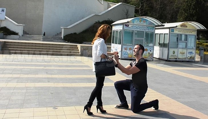 Навръх деня на шегата бургазлия не на шега предложи брак на приятелката си