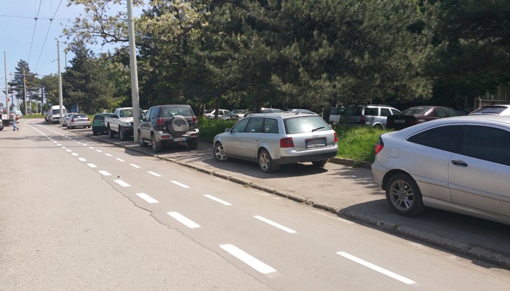 Докъдето ти поглед стига коли накацали на тротоара като гарги