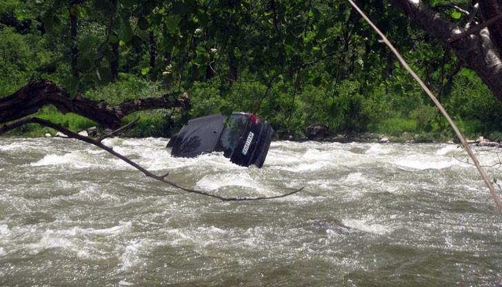 Лек автомобил падна в река на пътя Гоце Делчев - Банско, пострадаха жена и дете на 14 години /снимката е илюстративна/ Лек автомобил падна в река на пътя Гоце Делчев - Банско, пострадаха жена и дете на 14 години /снимката е илюстративна/