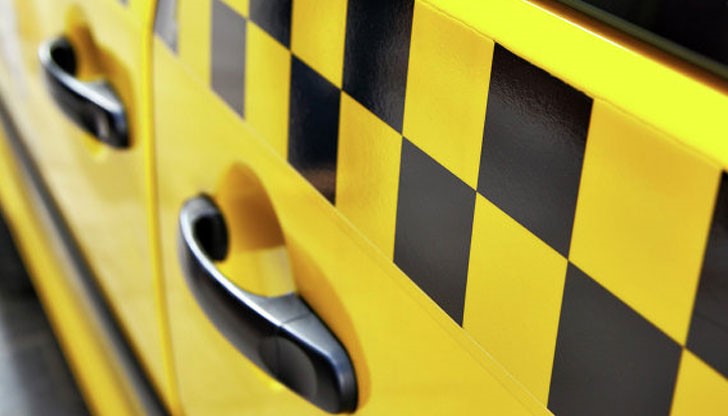 Нелегален превозвач кара пътници срещу заплащане в багажника на автомобила си Нелегален превозвач кара пътници срещу заплащане в багажника на автомобила си