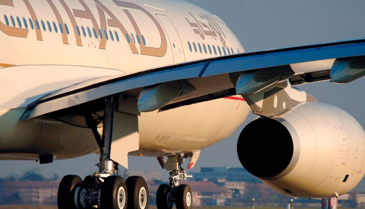 Пилот обърна самолет, за да може двойка да слезе и да вземе последно сбогом с внука си Пилот обърна самолет, за да може двойка да слезе и да вземе последно сбогом с внука си