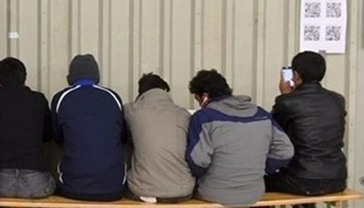 Товарен микробус с 20 мигранти е бил зарязан на магистралата край Сливен Товарен микробус с 20 мигранти е бил зарязан на магистралата край Сливен