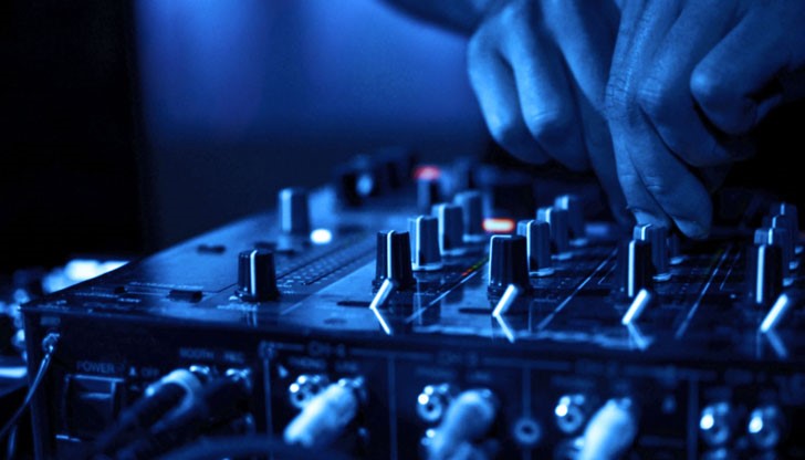 "Порно диджеят" ще бъде оборудван с лаптоп, порно дивидита и отделен офис "Порно диджеят" ще бъде оборудван с лаптоп, порно дивидита и отделен офис