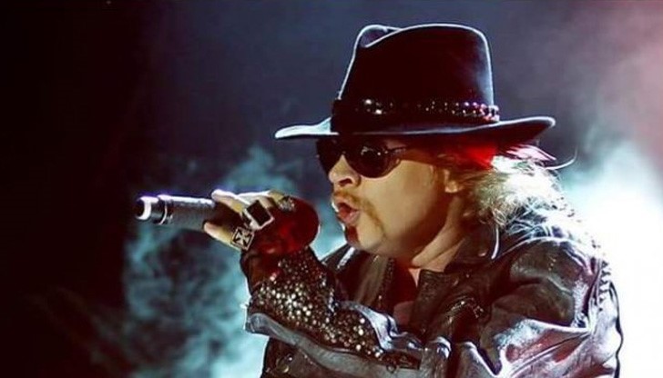 Седмица след историческия концерт на "Гънс ен роузис" в Лос Анджелис, фронтменът им Аксел Роуз претърпя злополука Седмица след историческия концерт на "Гънс ен роузис" в Лос Анджелис, фронтменът им Аксел Роуз претърпя злополука