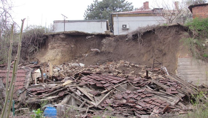 Собственикът на къща решава да я разруши сам и тогава коминът пада върху него Собственикът на къща решава да я разруши сам и тогава коминът пада върху него