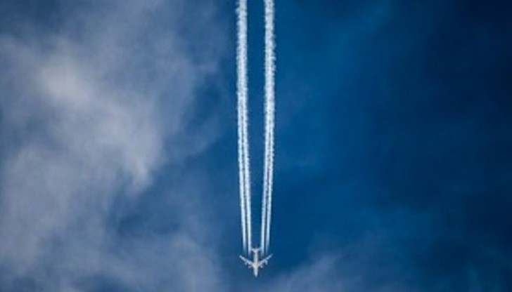 Ако на небето се вижда бяла ивица, значи е минал самолет. Това го знаят дори децата Ако на небето се вижда бяла ивица, значи е минал самолет. Това го знаят дори децата