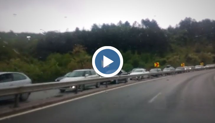 Ремонт на пътя и засиленият трафик заради почивните дни причиниха задръстването на магистралата