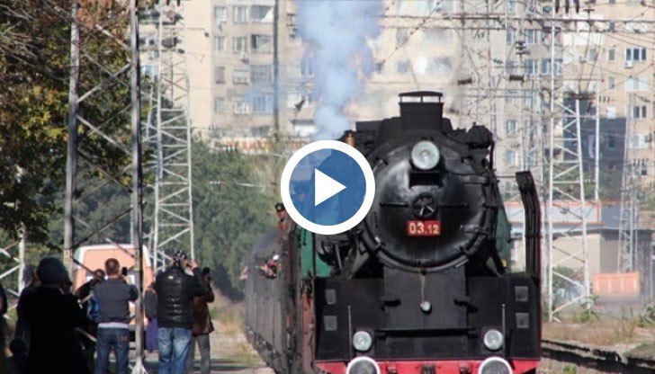 Срещу тази сума те нямат право да се возят на композицията, а пътуват успоредно с нея