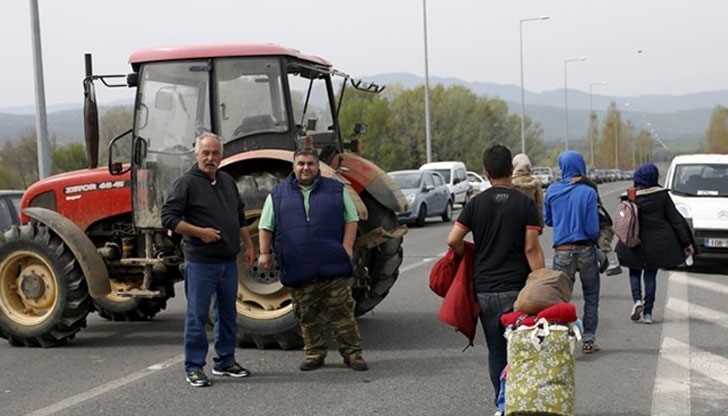 Лазарос Оулис бе заснет да минава с трактора до палатките на бежанците