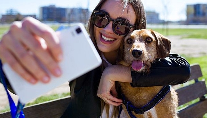 Когато го обгърнем с ръце през тялото, кучето се чуства като в капан