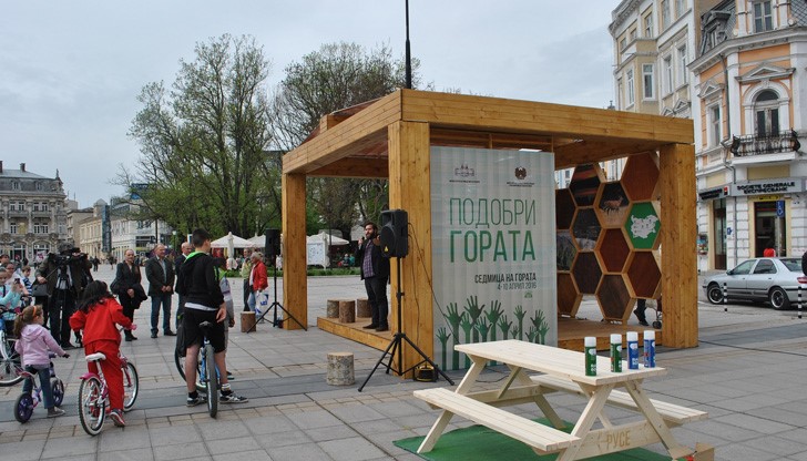 До пътуващата изложба беше разположена и преместваема пейка, която Агенцията по горите дарява на Русе