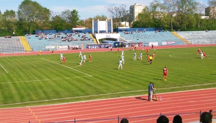Двубоят се игра пред повече от 3 000 зрители на Градския стадион в Русе