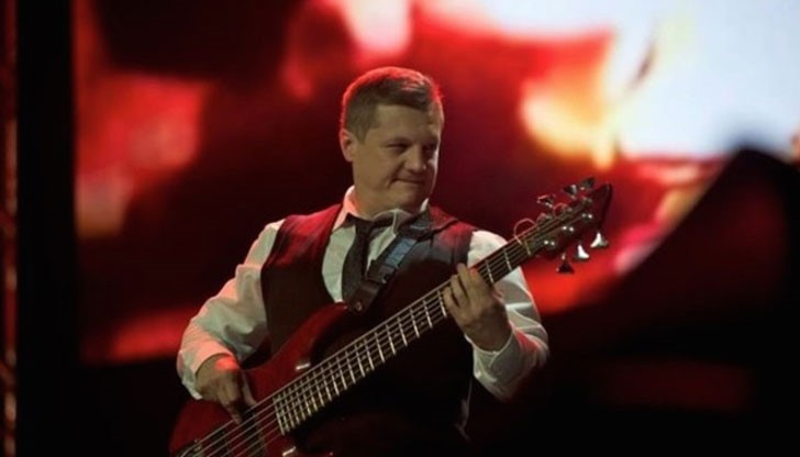 Павел Усанов, китаристът на популярната в България руска група "Любэ", бере душа в московска болница