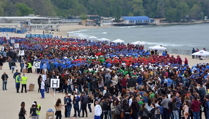 Рекордът е за „Най-голяма ДНК верига, съставена от хора“