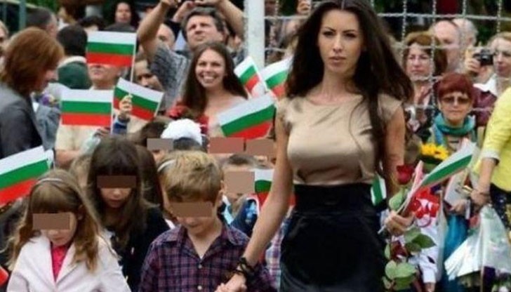 Красивата учителка от 119 СОУ в София, която преди 2 години изпоти бащите на първолаците, изглежда, е на зор