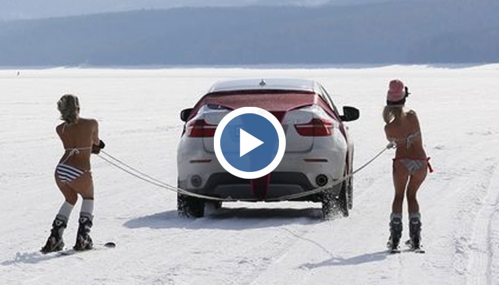 Облечени в бикини и колоритни плувки, жени и мъже се спуснаха по писта в Сочи