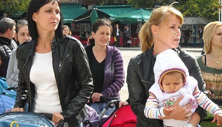 Замразени ще са и парите за деца с увреждания