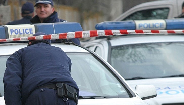 Двамата униформени са нахапани жестоко