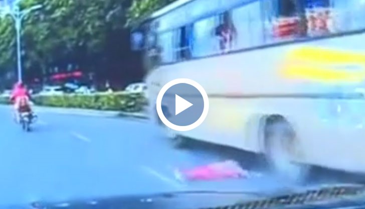 Малко момиченце се претъркулва през прозореца на автобуса и пада на пътя
