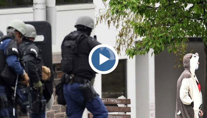 Мъж, облечен като панда, беше прострелян от полицейски снайперист, след като влезе в сградата на телевизия
