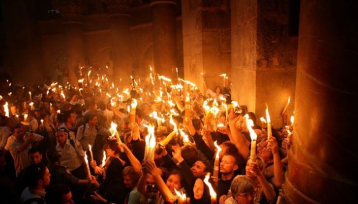 Благодатният огън, наричан още Свещен, се запалва по неизяснен все още начин всяка година на Велика събота