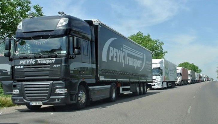 Около 10-километрова опашка от тежкотоварни автомобили се е образувала на „Дунав мост“ преди Русе Около 10-километрова опашка от тежкотоварни автомобили се е образувала на „Дунав мост“ преди Русе