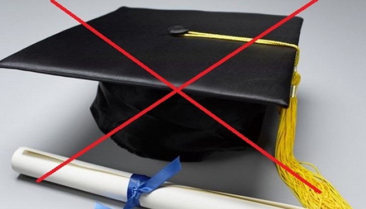Десетки студенти са принудени да прекъсват обучението си в български ВУЗ-ове