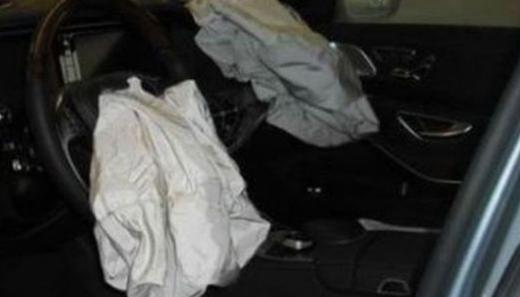 Лек автомобил "Форд Фокус", управляван от 42-годишен мъж, напуснал платното и се ударил в къща