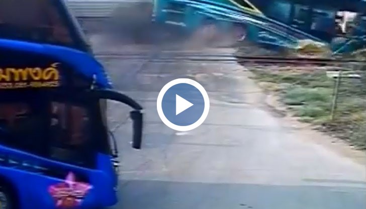 Влак се вряза в двуетажен туристически автобус на жп прелез