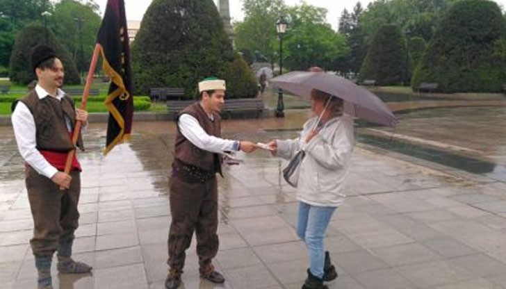 Въпреки лошото време, членове на младежката организация към ВМРО в Русе раздадоха днес над 100 картички Въпреки лошото време, членове на младежката организация към ВМРО в Русе раздадоха днес над 100 картички